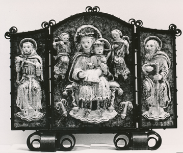 850859 Afbeelding van een drieluik met een madonna met kind en twee heiligen, op de tentoonstelling broeders in vorm en ...